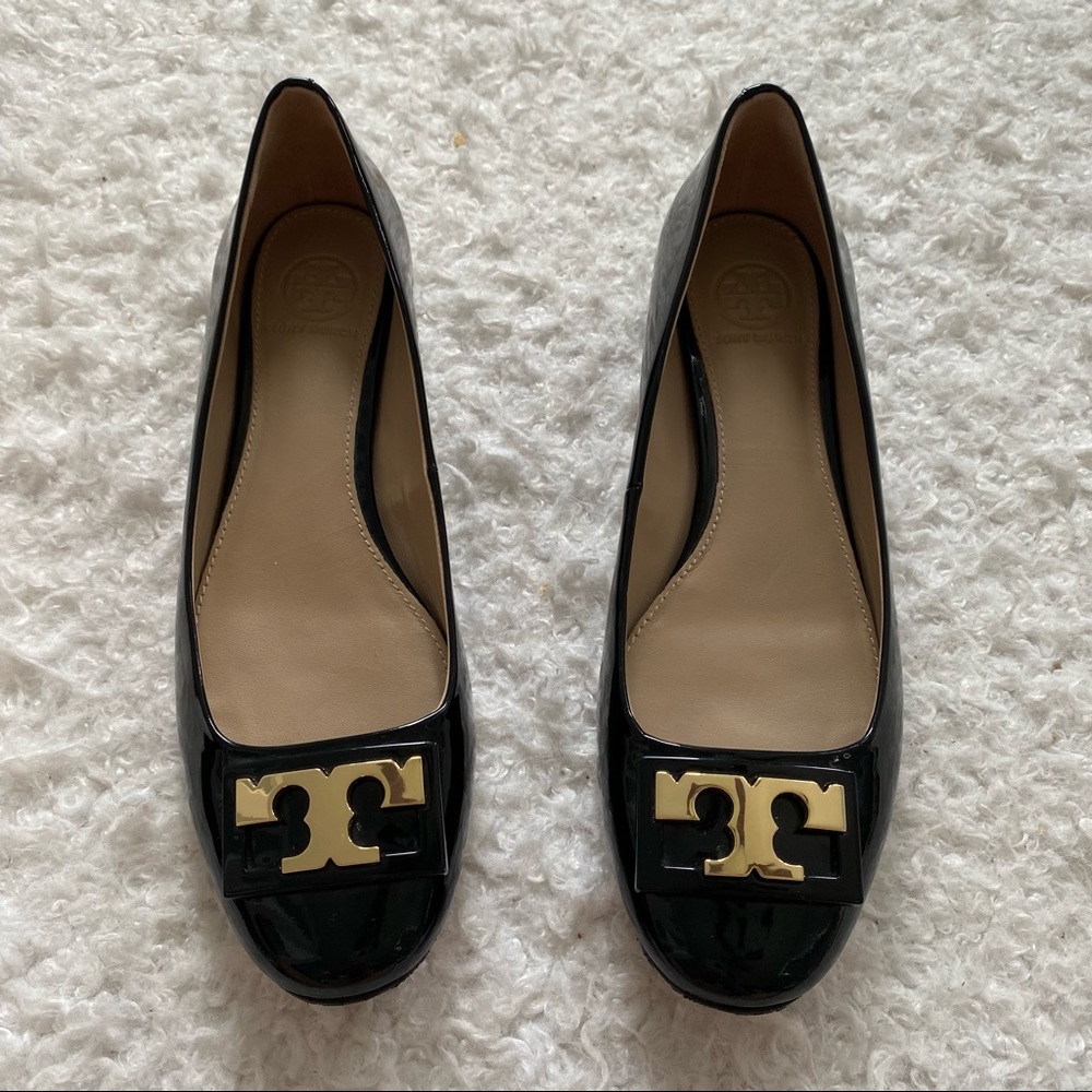 Tory Burch Patent Leather Black Logo Pumps Size 7 - Picture 8 of 8